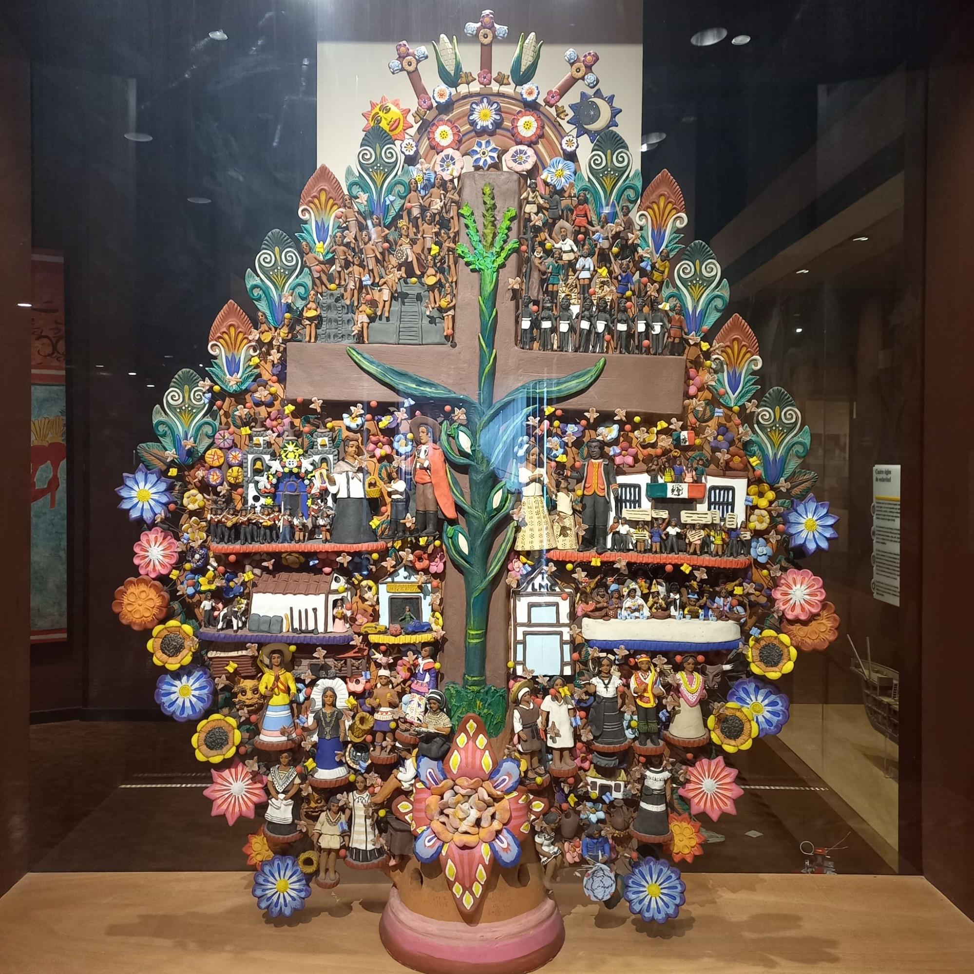 Árvore da vida em cerâmica, uma das referências de cultura popular mexicana que atravessaram o processo criativo
